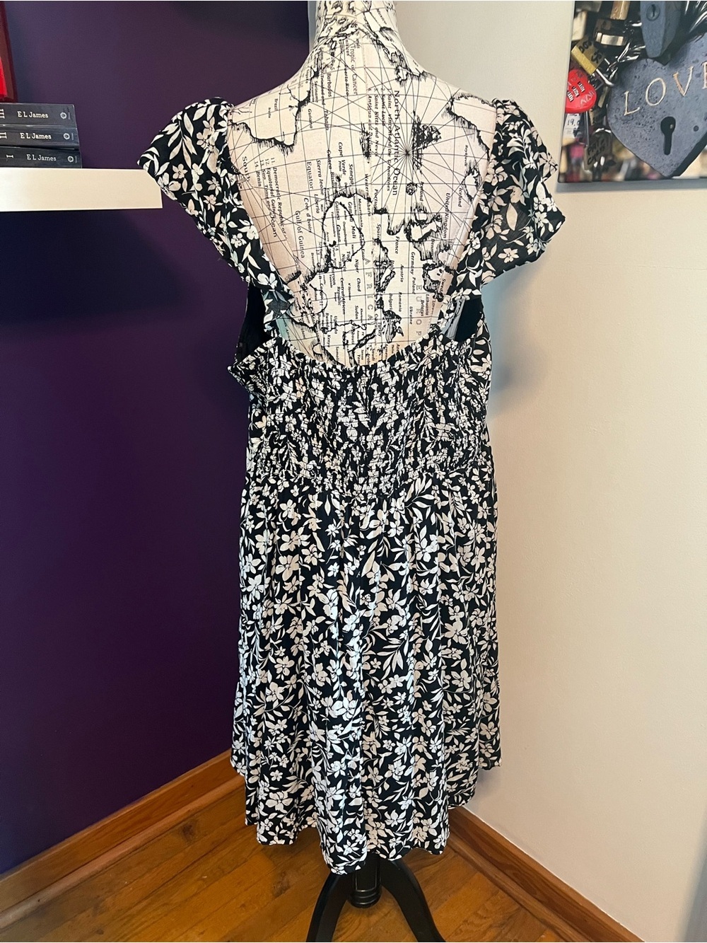 7 for $30 Old Navy Black and White Floral Ruffle-Neck Sleeveless Dress - Picture 6 of 10